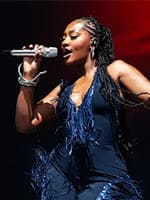 l'artiste Tems chantant sur scène.