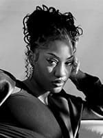 photo de l'artiste Tems en noir et blanc.